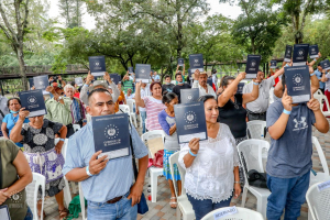 Ministerio de Vivienda entrega 102 escrituras de propiedad a comunidades