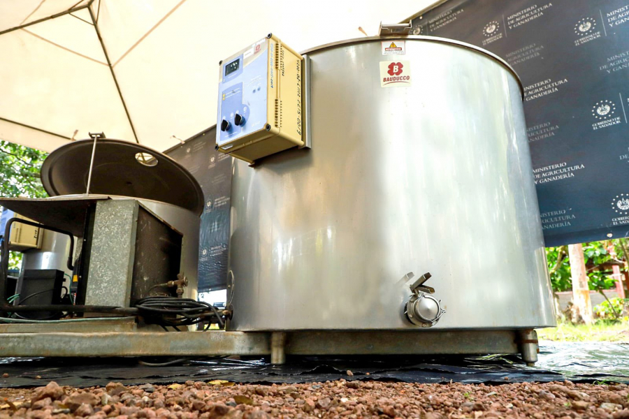 MAG beneficia a 50 familias ganaderas con la entrega tanques de enfriamiento de leche