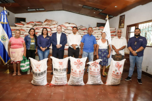 MAG realiza entrega de fertilizantes a productores de humedales en Suchitoto