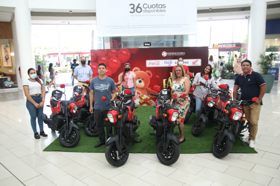 Metrocentro entrega 10 motocicletas Honda Navi a los ganadores de su promoción navideña