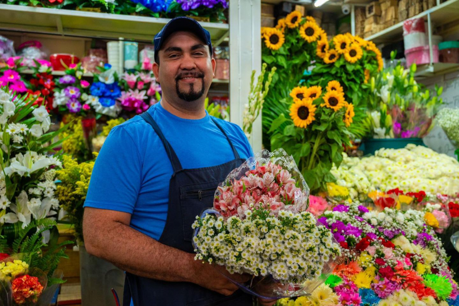 Mercados de San Salvador están listos para el día de los fieles difuntos