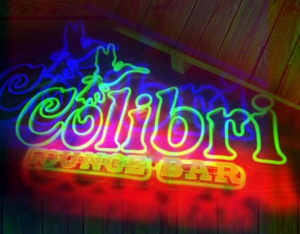 Visit Colibrí Lounge where you will find dancing, good atmosphere, food and drinks with or without alcohol