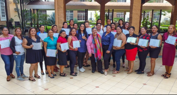 AES El Salvador y FUNDEMAS impulsan el talento y creatividad de 44 mujeres emprendedoras