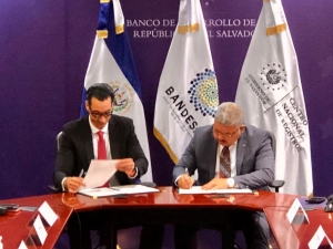 BANDESAL y el CNR firman convenio para facilitar los trámites a los salvadoreños