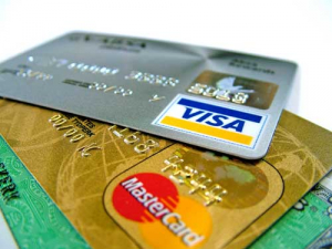 Las acciones de Visa y Mastercard suben aún después de anunciar aumentos en el cobro de comisiones