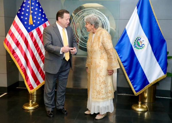 Undersecretary Lago arrives in El Salvador to promote business alliances