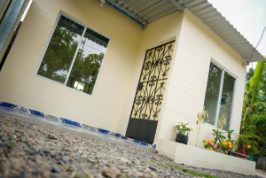 Ministerio de Vivienda delivers 4 houses to veterans and former combatants