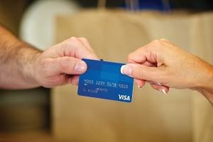 Comisión Financiera considera establecer montos mínimos y máximos de tasas de interés para las tarjetas de crédito
