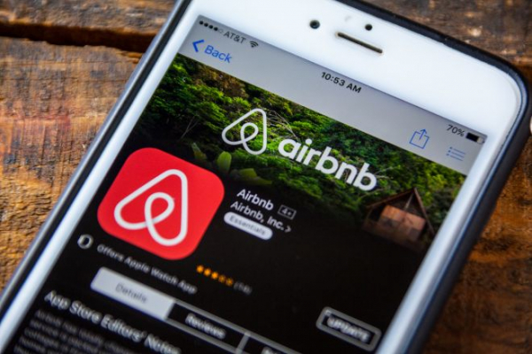 Turistas visitan El Salvador con Airbnb