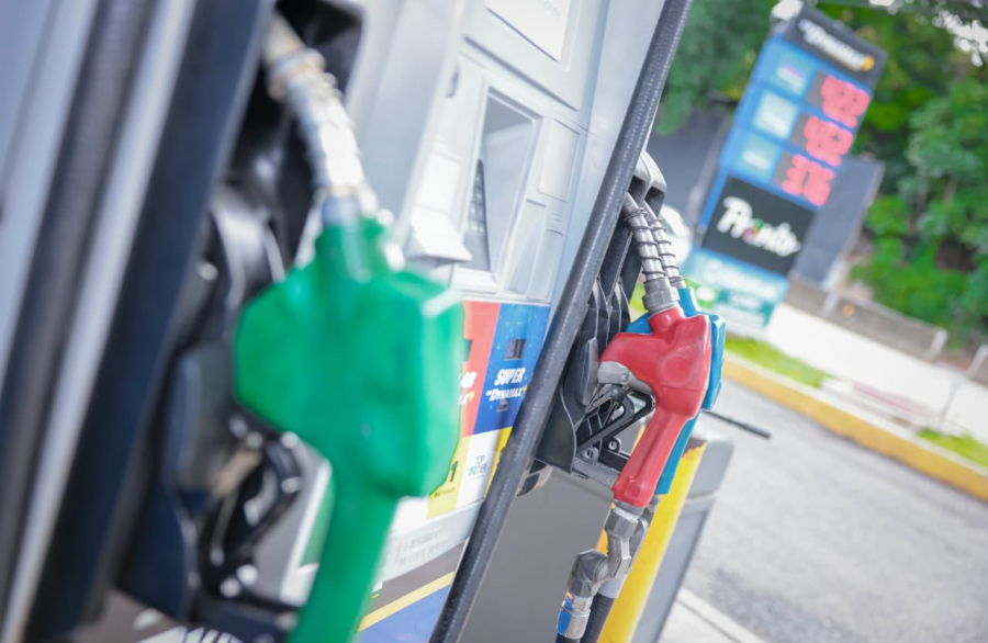 Los precios de la gasolina bajan y el diésel aumenta