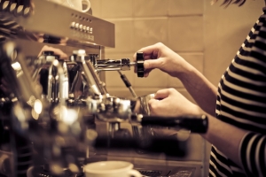 Joven barista salvadoreña destaca aportes para profundizar conocimientos sobre el café