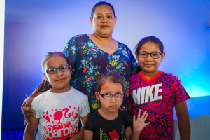 Alcaldía de San Salvador entrega lentes gratuitos a hijos de usuarias del Mercado Central