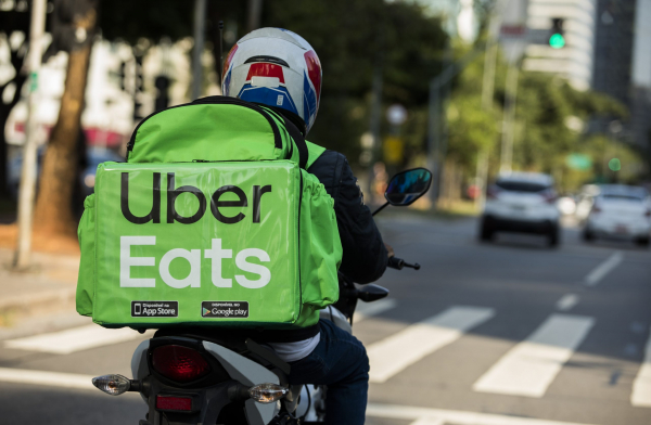 Tu app de Uber Eats disponible hasta las 11 PM