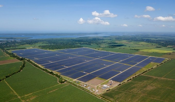 Neoen firma financiamiento para agregar 11 MW / 8 MWh de baterías a sus plantas solares en El Salvador