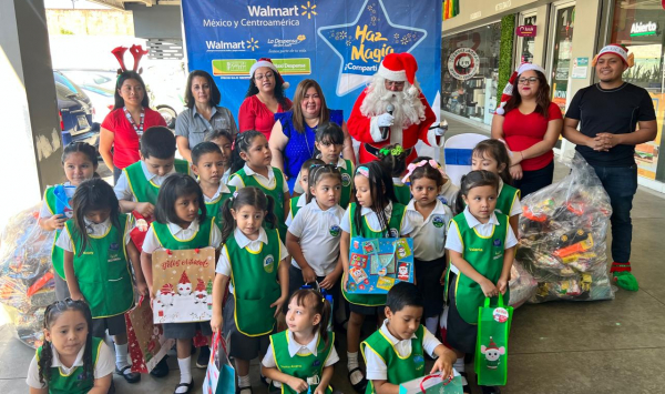 Walmart entrega juguetes a niños y niñas salvadoreños