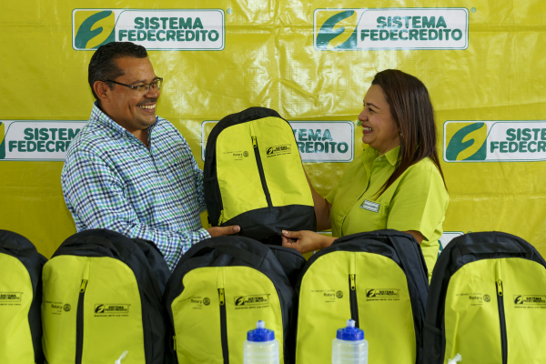 El SISTEMA FEDECRÉDITO entrega donativo de mochilas en Centros Escolares