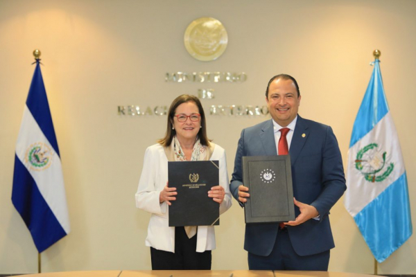 El Salvador y Guatemala suscribieron acuerdos para fortalecer la promoción comercial