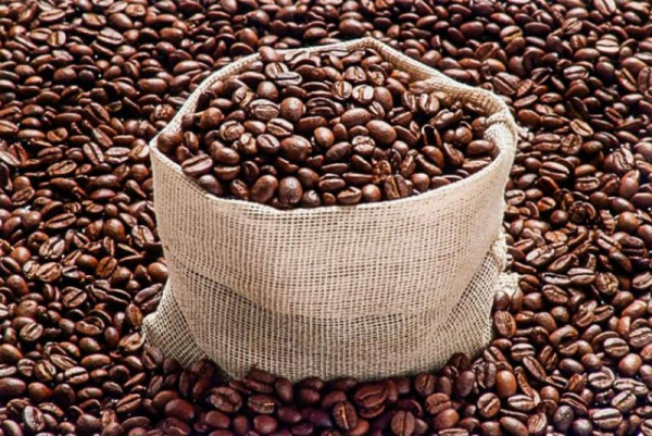 Futuros del café Arábica bajan por presión de venta especulativa y apreciación del dólar