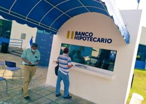 Banco Hipotecario y CNR habilitan cajas corporativas en beneficio de la población salvadoreña