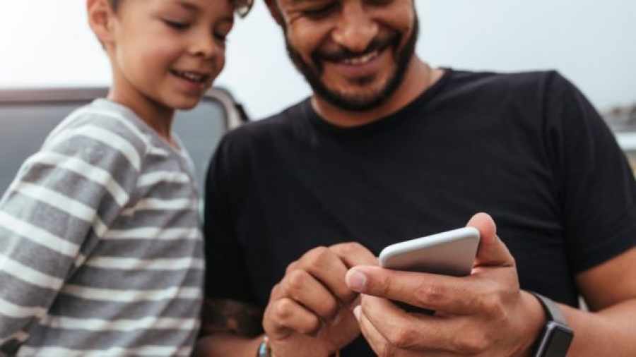 Samsung smartphone conecta con el estilo de vida de papá