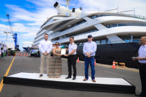 El Salvador abre temporada de cruceros con la llegada del barco Scenic Eclipse