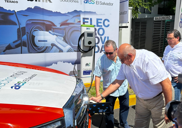 AES El Salvador y Blink Charging inauguran electrolinera en Texaco Juan Pablo y anuncian nuevos puntos de carga