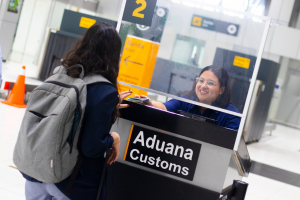 En solo 10 segundos los pasajeros pueden registrar su equipaje al entrar a El Salvador.