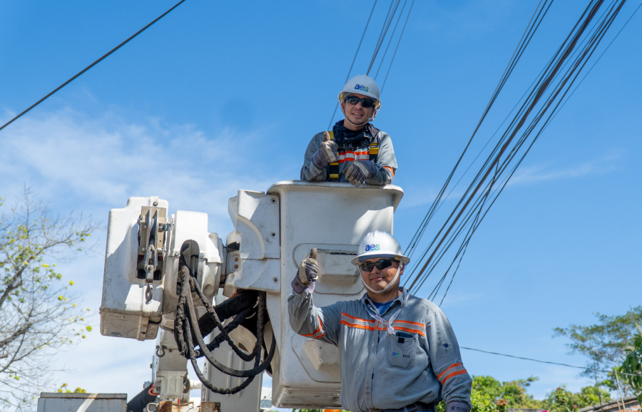 AES El Salvador invirtió US$ 3.4 millones en 2023 para optimizar y expandir el servicio de energía en comunidades