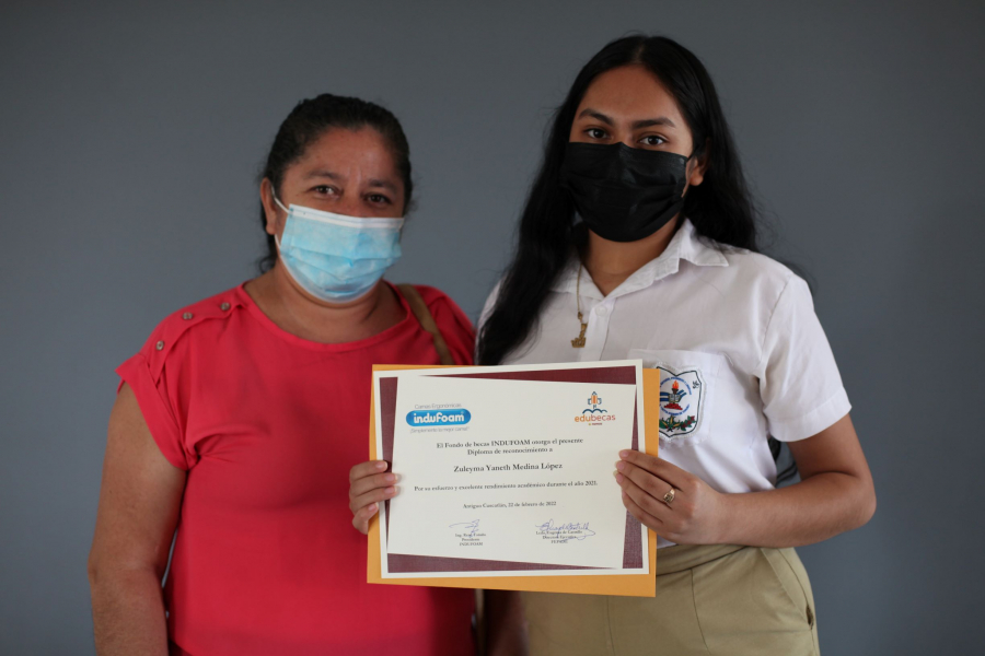 INDUFOAM y FEPADE entrega 235 becas como apoyo a su compromiso de la educación en El Salvador