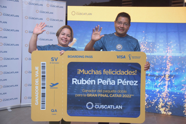 Banco CUSCATLAN y VISA llevan al feliz ganador a la final del Mundial de futbol en Catar 2022™