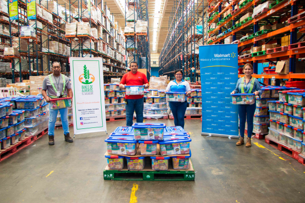 Walmart beneficia a más de 400 familias salvadoreñas con productos de la canasta básica