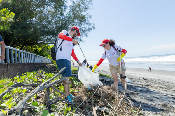 CLARO El Salvador carries out a cleanup day in Amatecampo Beach