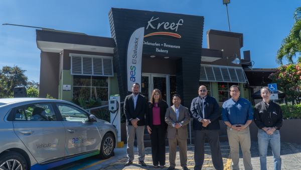 AES El Salvador y Blink Charging inauguran nueva electrolinera en restaurante Kreef