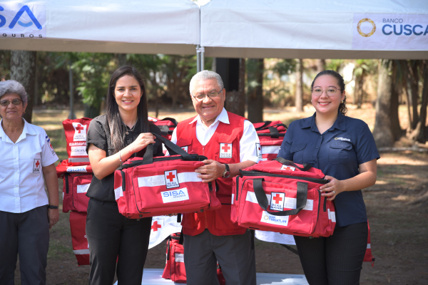 Banco CUSCATLAN y SISA Seguros entregan donativo a Cruz Roja Salvadoreña para atender emergencias en Semana Santa 2024