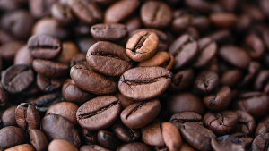 Futuros del café Arábica operan a la baja por presión de factores de oferta