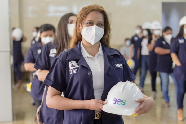 AES El Salvador y Ciudad Mujer gradúan a más de 100 mujeres como electricistas