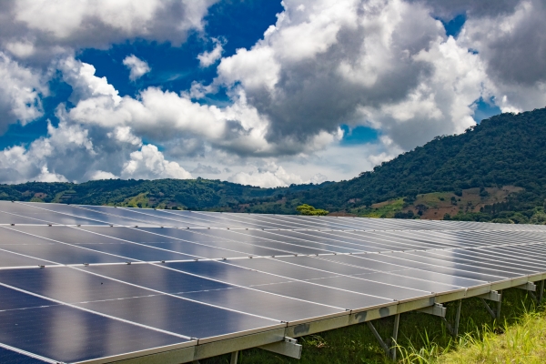 AES construirá planta de energía solar para Holcim