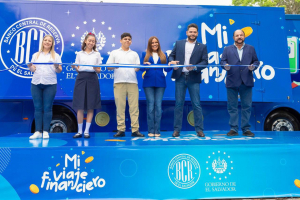Autobús interactivo recorrerá El Salvador para promover la educación financiera en comunidades rurales