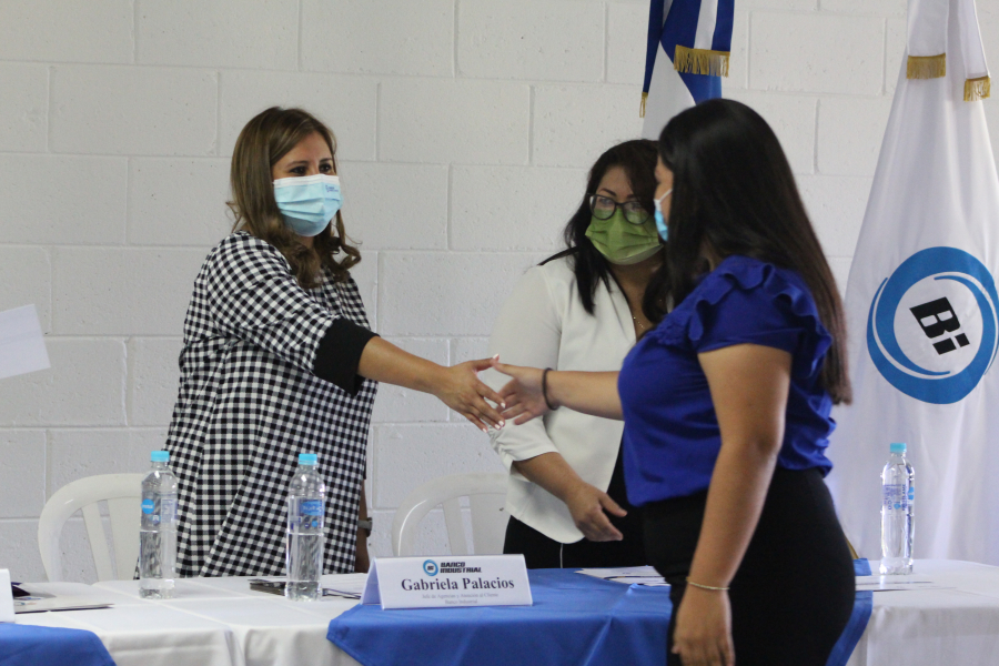 Banco Industrial El Salvador en alianza con FUSALMO gradúan a jóvenes de programa que les facilita la obtención de primer empleo