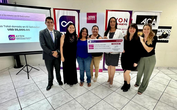 Avon entrega donativo para el desarrollo de acciones que buscan poner fin a la violencia de género