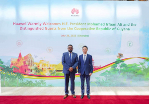 Presidente de Guyana visita centro de investigación de Huawei en Shanghái