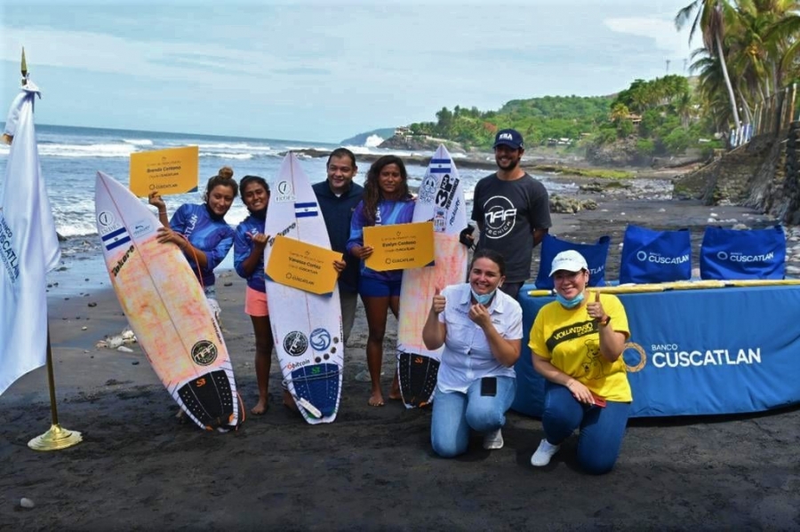Banco CUSCATLAN y SISA Seguros patrocinan a las únicas tres surfistas salvadoreñas que participarán en el mundial de surf para agenciarse una plaza a los olímpicos.