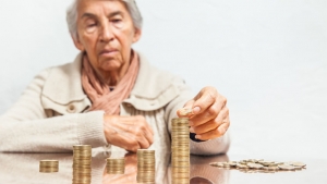 Analistas económicos señalan que urge aumentar pensiones haciendo que los informales coticen