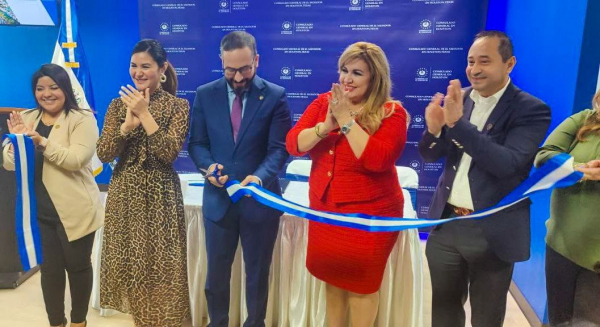Gobierno de El Salvador inaugura kiosko informativo del BFA en Houston, Texas