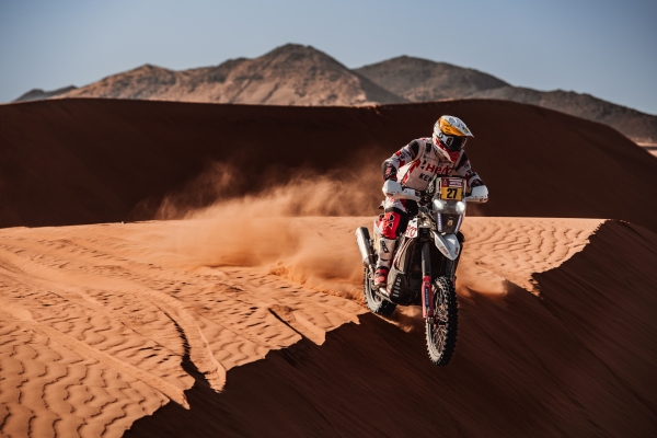 El equipo rally de Hero Motosports logra podio en una segunda etapa en Dakar 2022
