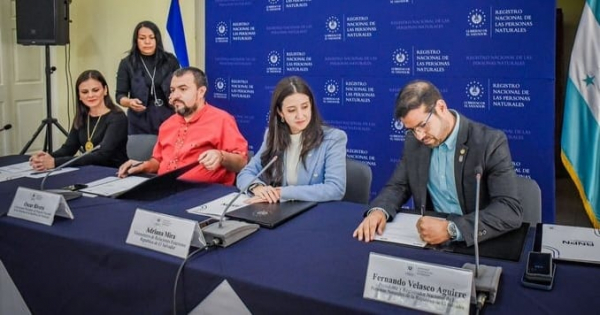 El Salvador entrega donativo de equipo tecnológico al Registro Nacional de las Personas de Honduras