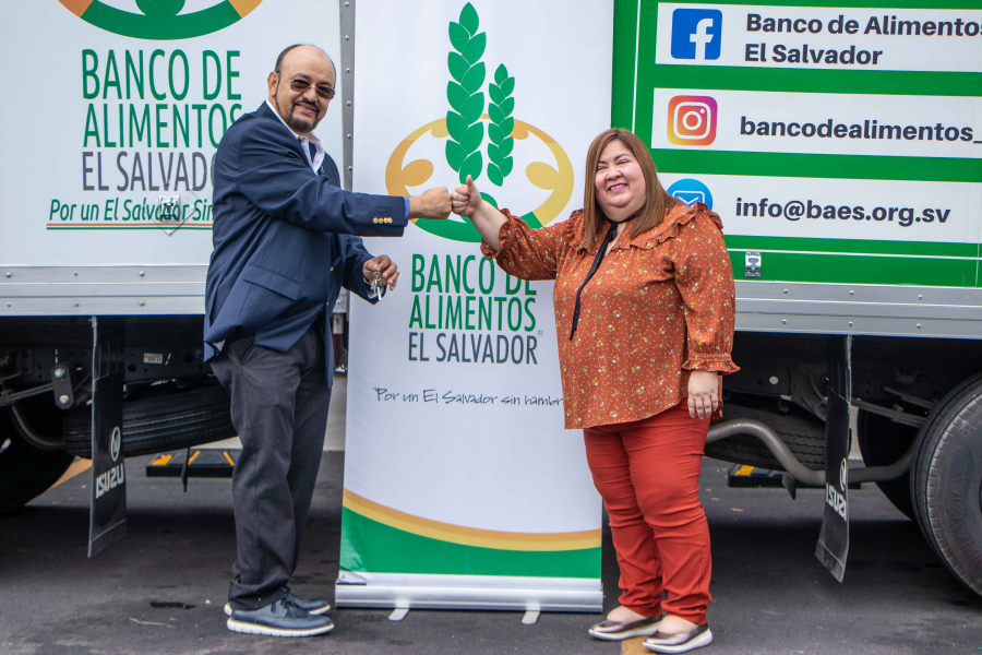 Walmart dona dos camiones al Banco de Alimentos de El Salvador
