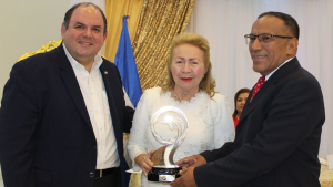 La Union branch of Camarasal presents Delfín Dorado 2024 award to Casa Fuentes