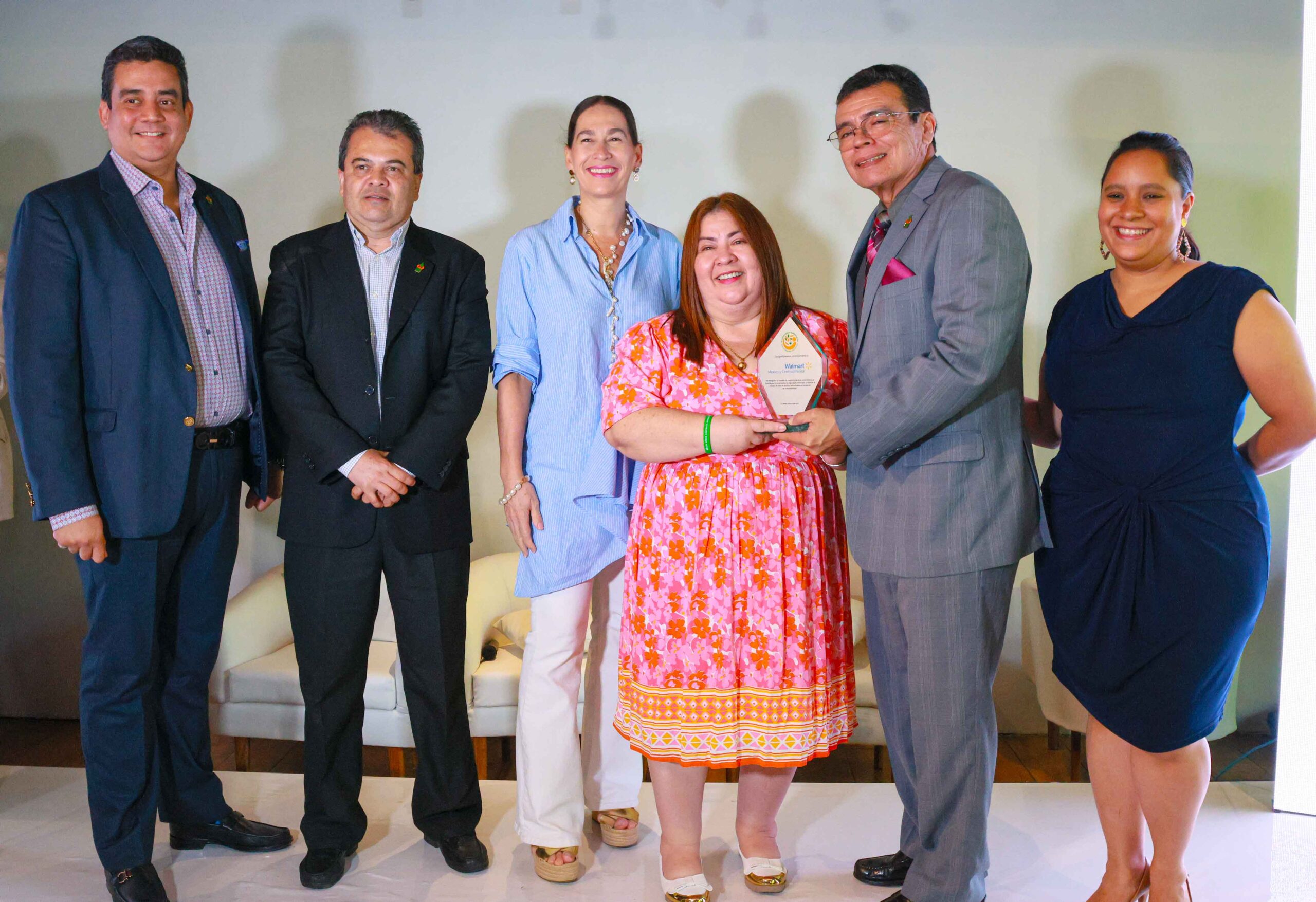 Walmart El Salvador receives the Sello Aliados Por la Alimentación for