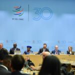 (250417) -- GINEBRA, 17 abril, 2025 (Xinhua) -- Imagen del 16 de abril de 2025 de la directora general de la Organización Mundial del Comercio (OMC), Ngozi Okonjo-Iweala (4-i-atrás), asistiendo a una conferencia de prensa sobre el último informe de la OMC sobre Perspectivas y Estadísticas del Comercio Mundial en la sede de la OMC, en Ginebra, Suiza. Se prevé que el volumen del comercio mundial de mercancías descienda un 0,2 por ciento en 2025 en las condiciones arancelarias actuales, casi tres puntos porcentuales menos que la previsión anterior basada en un escenario de "aranceles bajos", dijo la OMC en el último informe sobre  Perspectivas y Estadísticas del Comercio Mundial publicado el miércoles. (Xinhua/Lian Yi) (da) (ra) (ce)